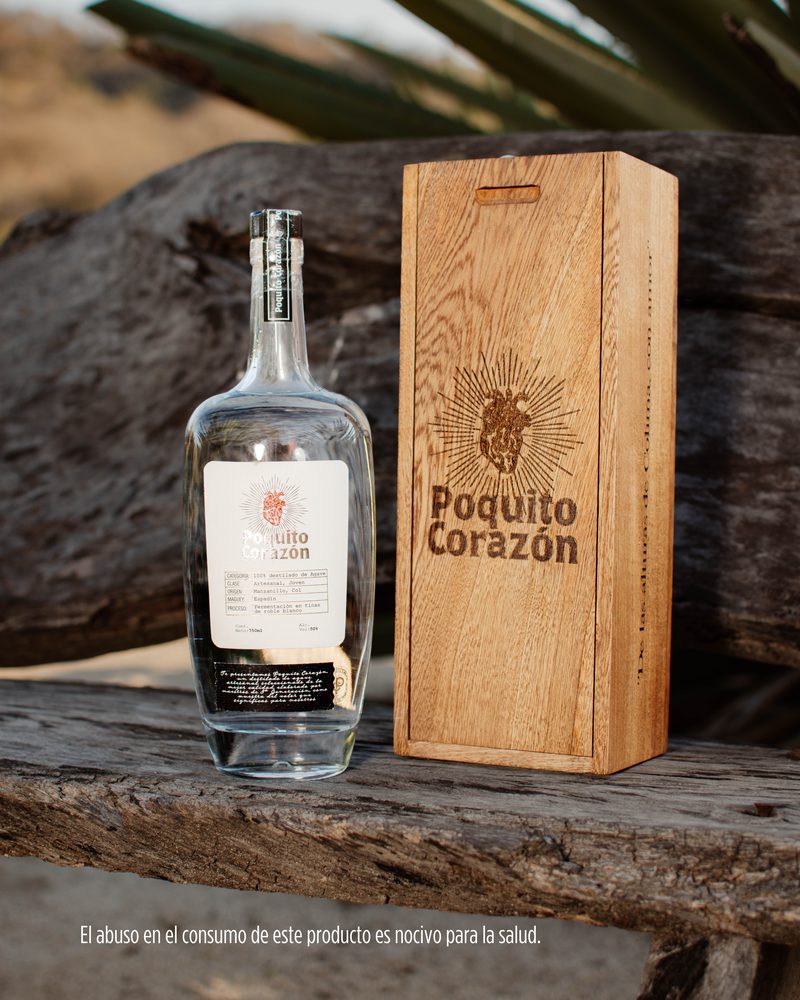 Botella de mezcal Poquito Corazón en su caja de madera
